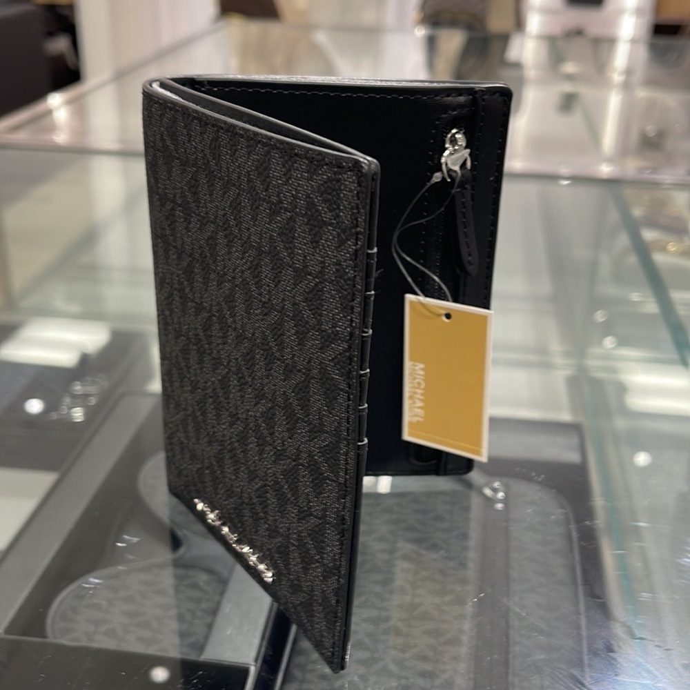 Michael Kors Jet Set Travel Passport Wallet
Black Signature/Silver-Tone Hardware - Picture 10 of 16